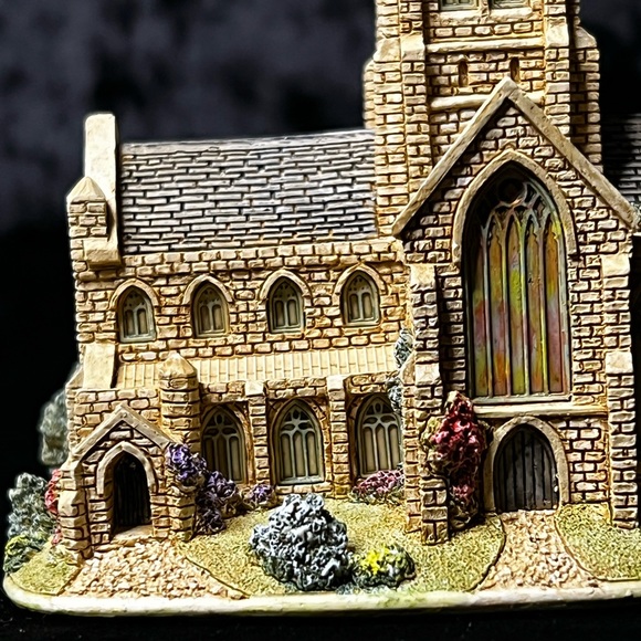 Lilliput Lane | Crooked Spire Chesterfield | Britain’s Heritage Collection - Picture 9 of 14